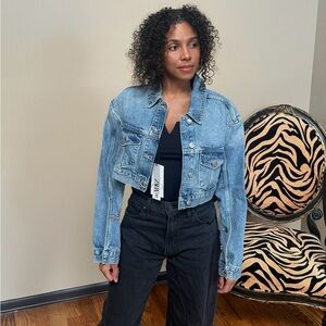 ZARA KAIA X ZARA DENIUM JACKET
BLOGGER FAVORITE 
SOLD OUT AT ZARA !
BEST SELLER